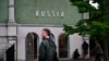 "Художники, сжигавшие путинские военкоматы". У российского павильона на Венецианской биеннале прошла акция протеста Pussy Riot и FEMEN