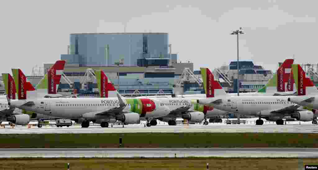Самолеты &quot;Португальских авиалиний&quot; в аэропорту Лиссабона, Португалия. 1 апреля 2020 года