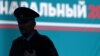 Сотрудник полиции во время антикоррупционного митинга