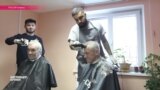 Австралийский парикмахер стрижет бродяг: теперь и в России