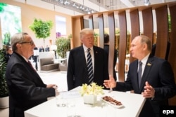 Глава Еврокомиссии Жан-Клод Юнкер, Дональд Трамп и Владимир Путин в гамбурге 7 июля 2017