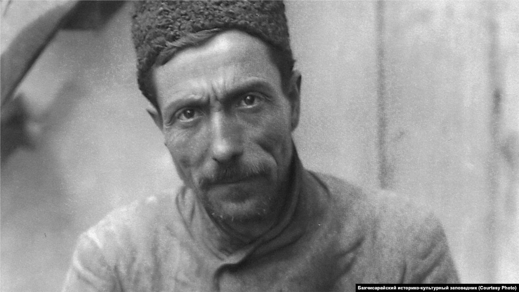 Кожевенник. Бахчисарай, 1920-е Скотоводство составляло основу сельского хозяйства крымских татар. В Бахчисарае и Карасубазаре в 20-х годах насчитывалось до 40 кожевенных производств