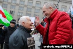 Владимир Мазаник и бывший кандидат в президенты, поэт Владимир Некляев на митинге против интеграции Беларуси и России в Минске 21 декабря 2019 года