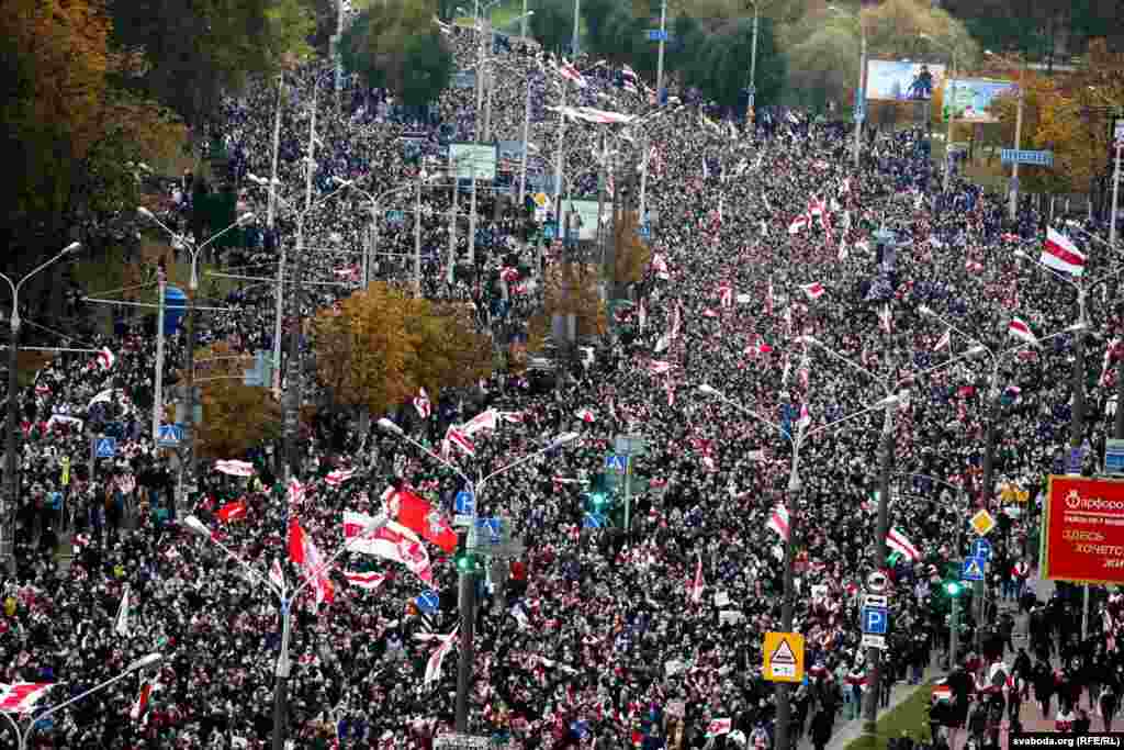 Телеграм-каналы оценили численность демонстрации 25 октября более чем в 100 тысяч человек
