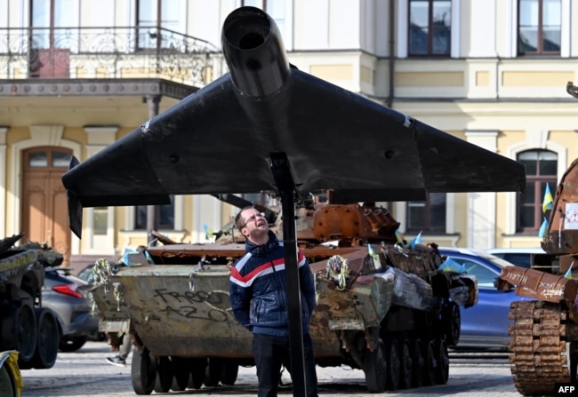 Российский иранский беспилотник "Шахед-136" (Герань-2), новый экспонат выставки под открытым небом в Киеве, 27 октября 2025. Фото AFP