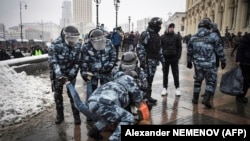 Полицейские задерживают человека во время протестов в Москве 31 января 2021 года. Фото: AFP