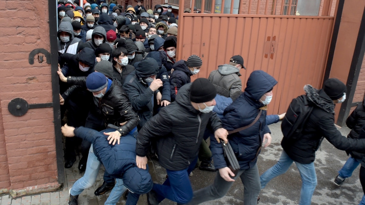 Притвориться больным и перебежать через границу. Как трудовые мигранты  пытаются нелегально въехать в Россию во время пандемии