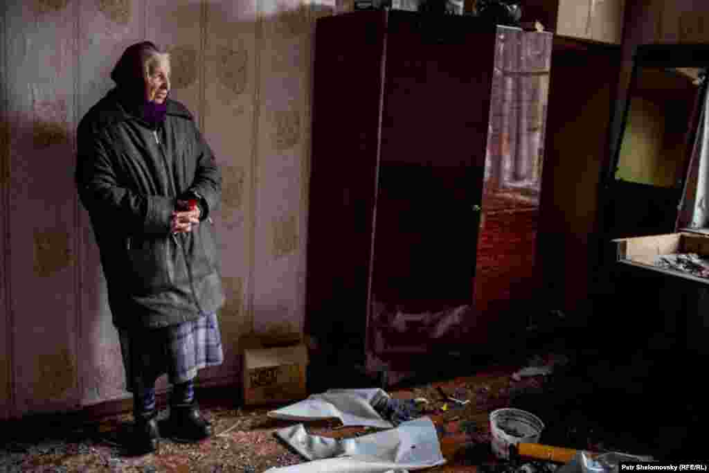 Раиса Казакова в своем поврежденном доме в Дебальцево