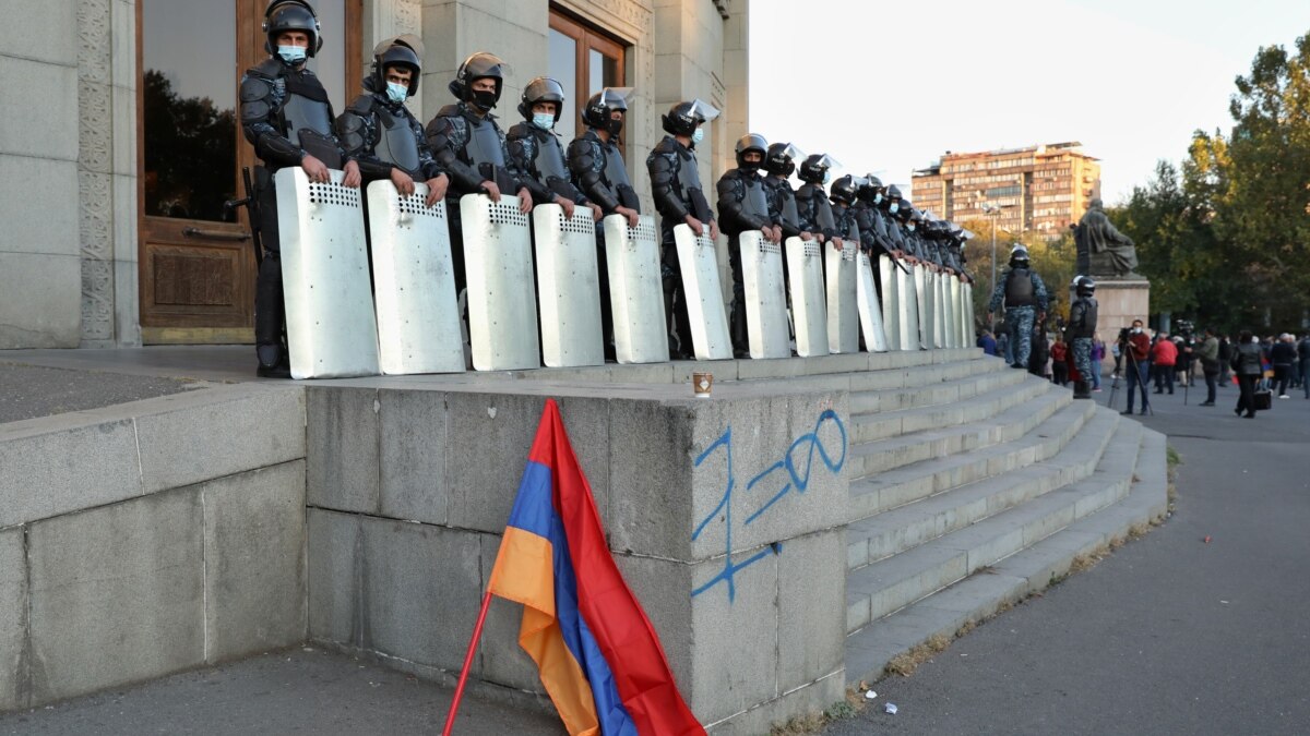 В Армении освободили трех задержанных лидеров оппозиции. В соцсетях –  видео, как в Карабахе сжигают дома