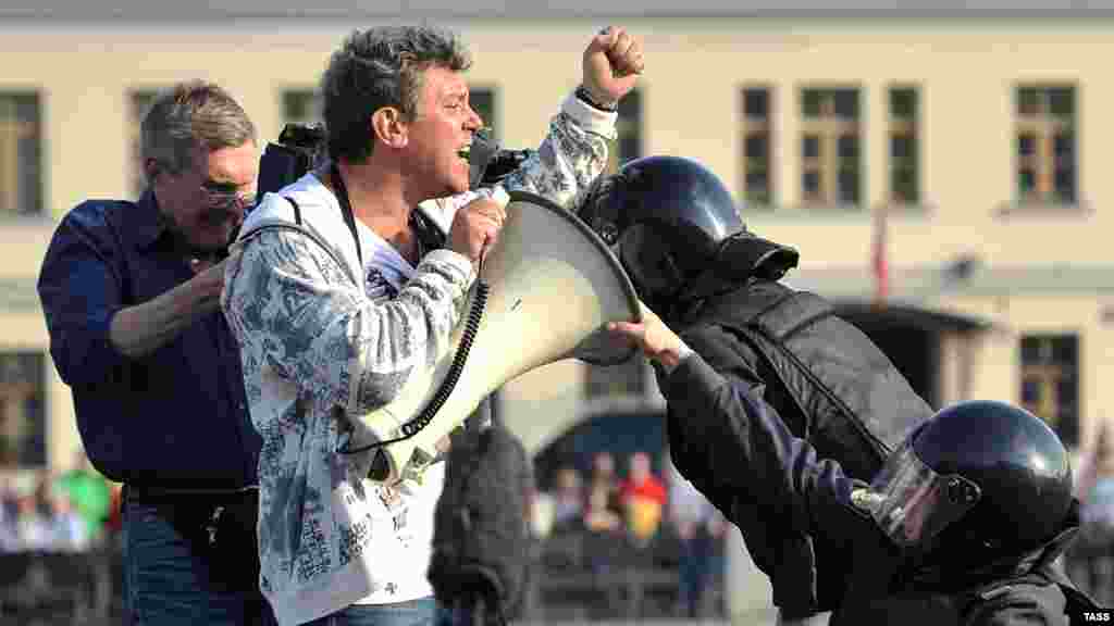 Полиция пытается задержать Бориса Немцова во время его речи на одном из оппозиционных митингов в Москве
