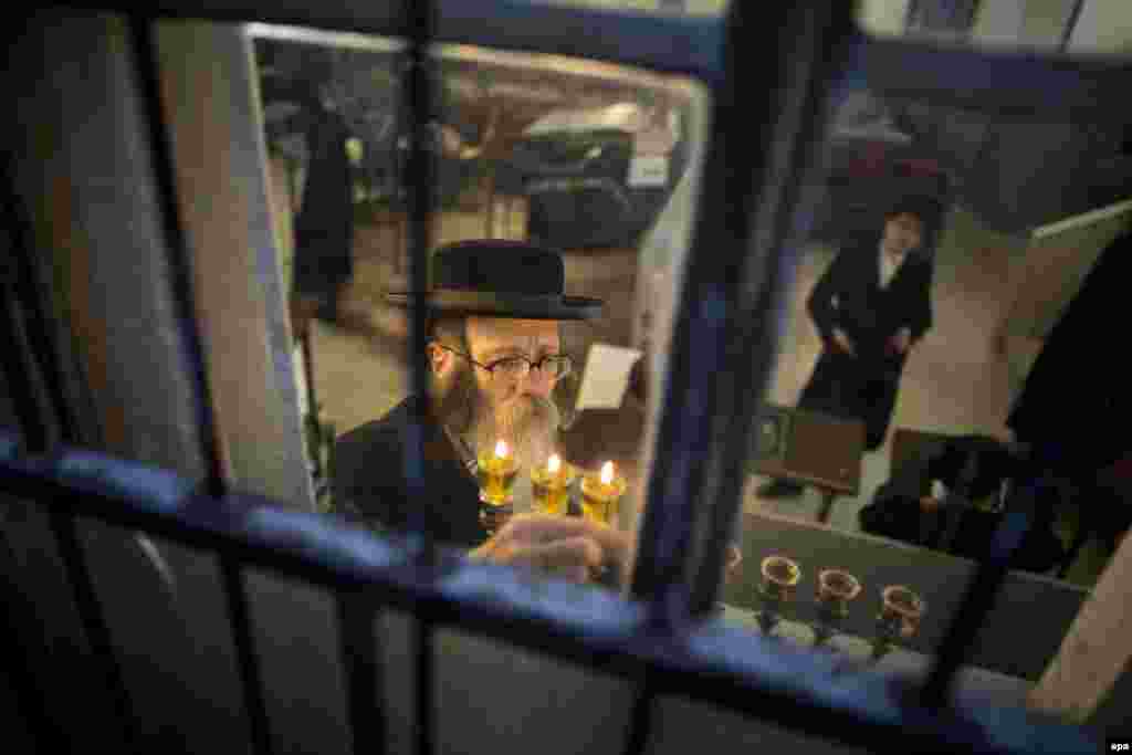 Каждый день иудеи зажигают по одной свече на своем ханукальном светильнике