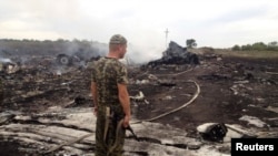 Солдат сепаратистов на месте крушения малайзийского "Боинга" под Донецком летом 2015 года 
