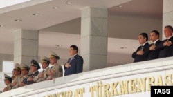 Руководство Туркменистана во время парада