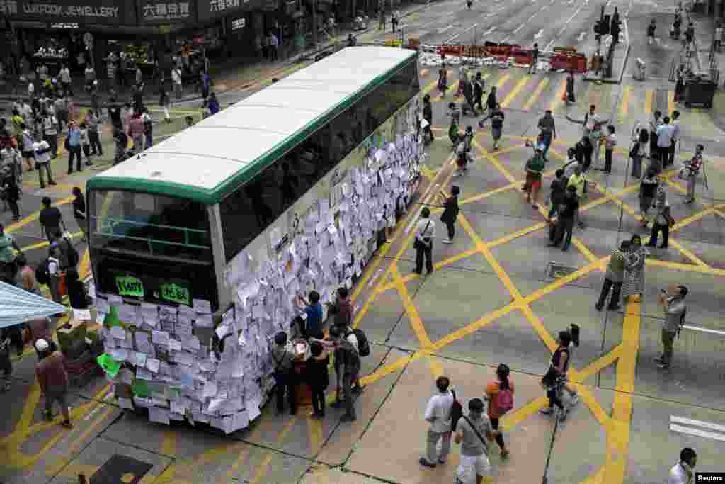 Автобус в Гонконге, обклеенный посланиями с выражением поддержки требований протестующих 