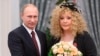 Архивное фото AP: президент России Владимир Путин и российская поп-певица Алла Пугачева на церемонии награждения в Кремле в Москве, Россия, 22 декабря 2014 года