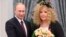 Архивное фото AP: президент России Владимир Путин и российская поп-певица Алла Пугачева на церемонии награждения в Кремле в Москве, Россия, 22 декабря 2014 года
