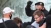 "Этот говнюк [ударил] девушку дубинкой!" ОМОН в Минске бьет людей за требования зарегистрировать независимых кандидатов в президенты