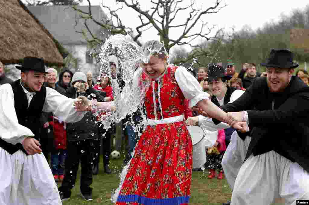 По восточноевропейской традиции, во время празднования Пасхи мужчины обливают женщин и молодых девушек холодной водой, чтобы придать им здоровья и красоты. На фото &ndash; обливания в венгерской деревушке Сенна
