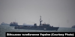 Российские пограничные и военные суда возле украинских кораблей. Фото: Військове телебачення України