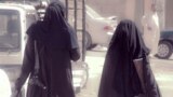 "Женщина без хиджаба – позор своего мужчины": скандальные баннеры в Афганистане