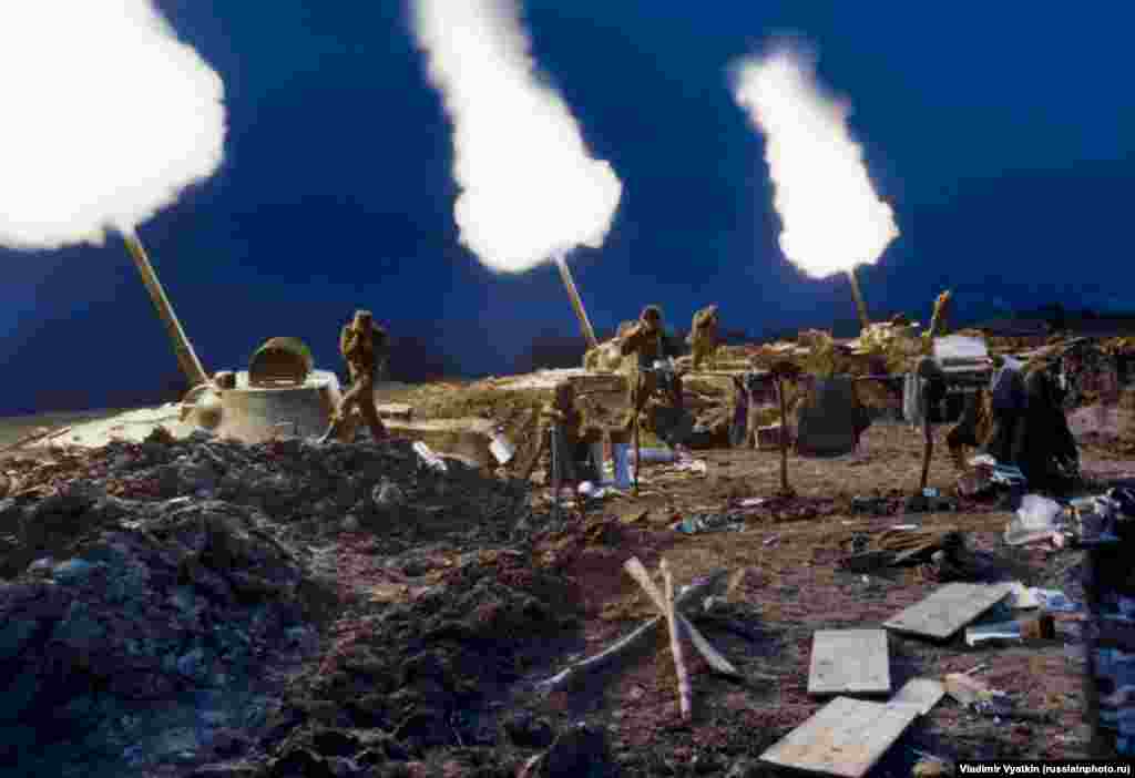 Российские войска обстреливают противников во время Второй чеченской войны, 1999