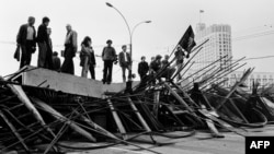 Люди на баррикадах перед Белым Домом в Москве, 21 августа 1991
