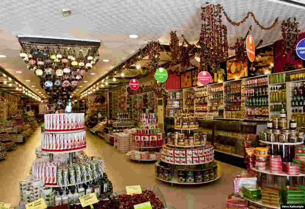 Один из многих сувенирных магазинов, сосредоточенных вокруг отелей &ndash; в них также часто заходили российские туристы