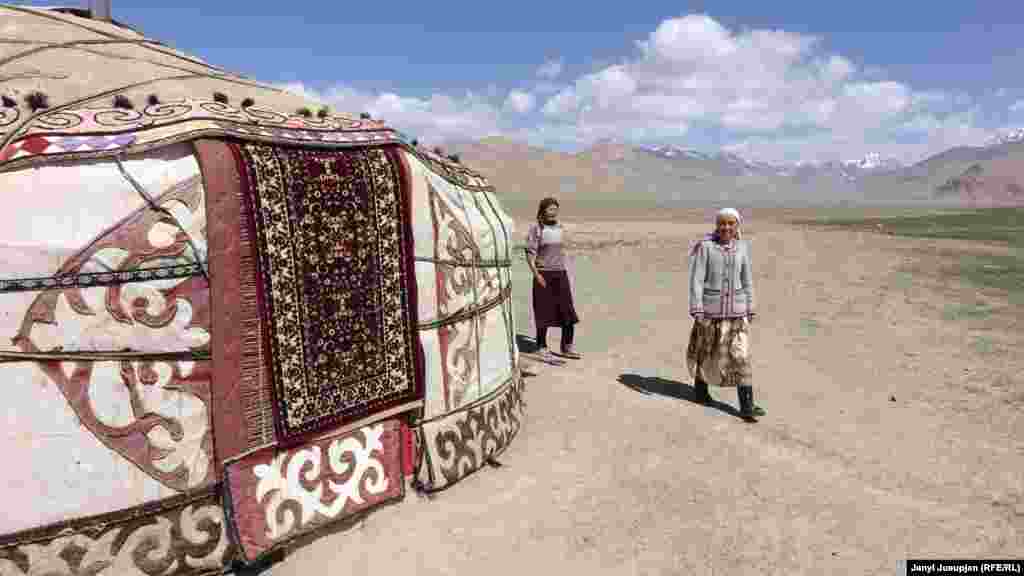 Киргизские женщины специально для туристов поставили традиционную юрту, которую украсили коврами собственного производства
