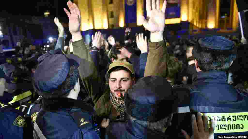Демонстарция в Тбилиси. Студенты вышли поддержать рабочих, которые требуют улучшения трудового законодательства. Фото &ndash; Мзия Саганелидзе