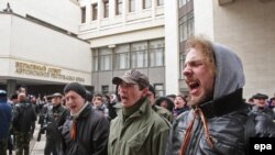 Пророссийские участники протестов в Симферополе 26 февраля 2014 года