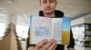 Сергей Жадан показывает паспорт со штампом о запрете на въезд, Минск, 11 февраля 2017