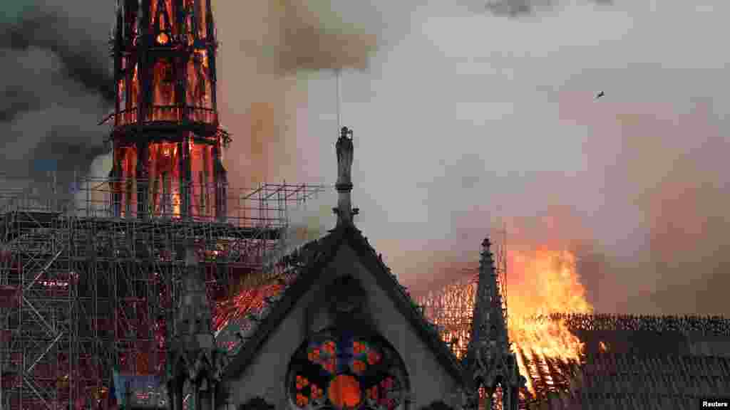 Парижский прокурор Реми Эйтз заявил, что пожар в соборе Парижской Богоматери, скорее всего, был случайностью. По его словам, ничто на данный момент не указывает на то, что пожар был преднамеренным. &quot;Мы склоняемся к версии, что это была случайность&quot;, &ndash; сказал он 