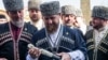 Власти Чечни предложили сдаться участнику потасовки с ОМОНом в Москве и пообещали "решить его вопрос" 