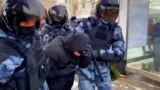 Участников протестов за Навального с иностранными паспортами высылают из России