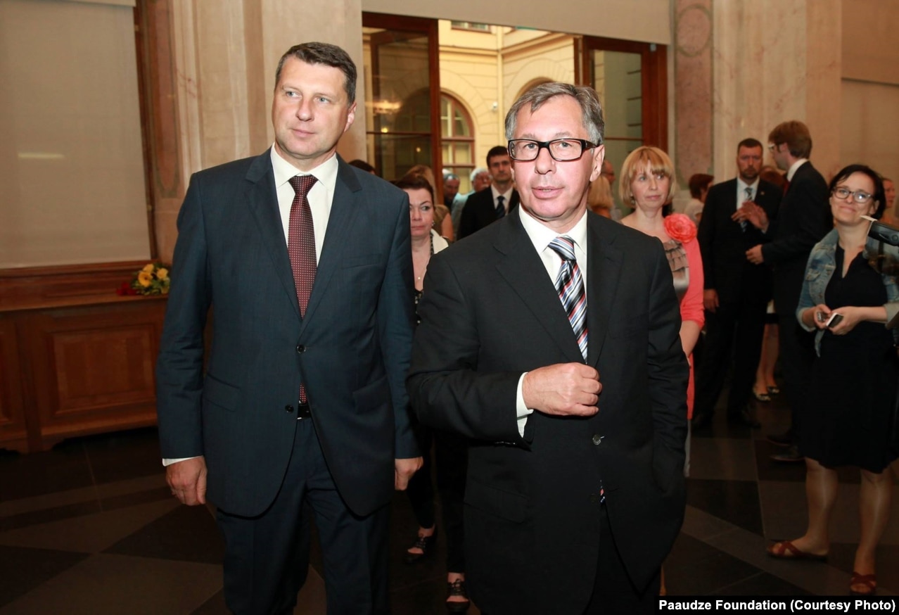 Авен (справа) и девятый президент Латвии Раймондс Вейонис на открытии художественной выставки в Риге в 2015 году