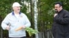Лукашенко встретился с американским актером Стивеном Сигалом и накормил его морковкой