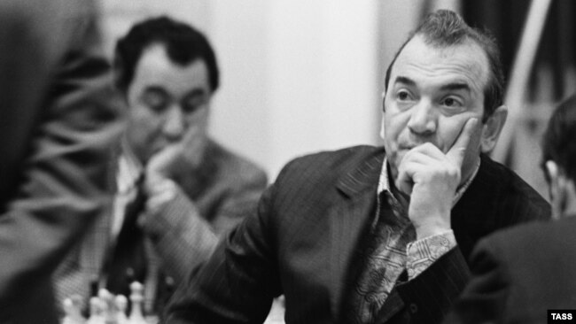 Виктор Корчной в 1973 году, на заднем плане шахматист Тигран Петросян
