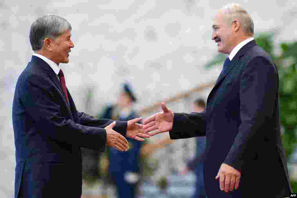 Президенты Белоруссии и Киргизии - Александр Лукашенко и Алмазбек Атамбаев 