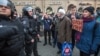 В Петербурге арестовали обвиняемого в нападении на полицейского во время акции "Он нам не царь!"