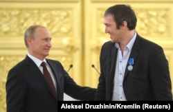 Александр Овечкин с Владимиром Путиным на церемонии награждения в Кремле, 27 мая 2014 года
