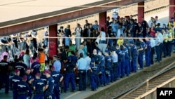 Полицейские окружили мигрантов из Сирии на железнодорожной платформе Кёбанья-Кишпешт