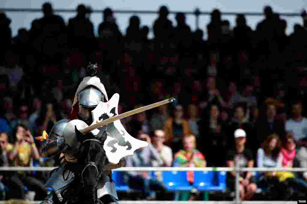 В рамках турнира проходили соревнования по джостингу &ndash; древнему виду конного спорта, когда два рыцаря скачут на конях друг другу навстречу с копьем. Побеждает тот, кто удержится в седле