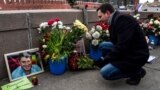 Илья Яшин у мемориала на месте убийства Бориса Немцова. 25 февраля 2018 года