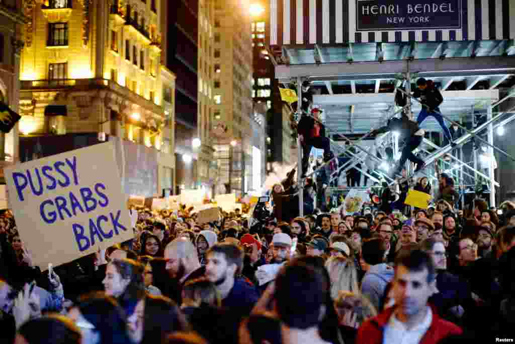 За прошедшие сутки свыше 20 тысяч людей вышли на улицы по всей Америке с протестами против победы Дональда Трампа на президентских выборах На фото &ndash; демонстранты в Нью-Йорке