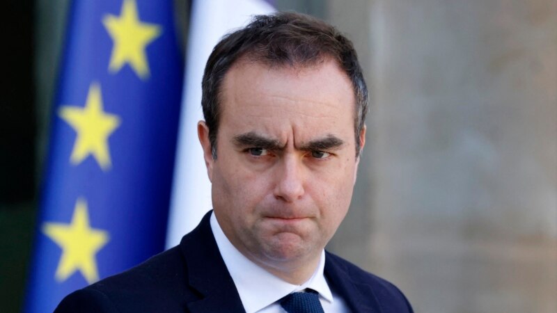 Назначенный месяц назад премьер-министр Франции Себастьен Лекорню подал в отставку