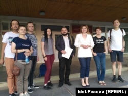 Лилия Чанышева (третья справа) с единомышленниками после заседания суда в Уфе, июль 2019 года