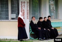 Верующие на территории Рогожского духовного центра в Москве. Фото: ТАСС