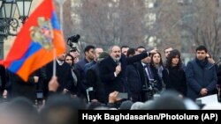 Никол Пашинян обращается к толпе на митинге 25 февраля 2021 года