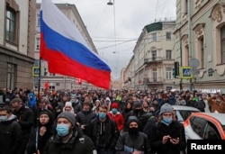 Шествие участников акции в поддержку Алексея Навального в центре Санкт-Петербурга. Фото: Reuters