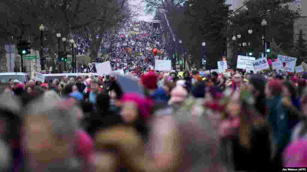 Марш женщин в центре Вашингтона